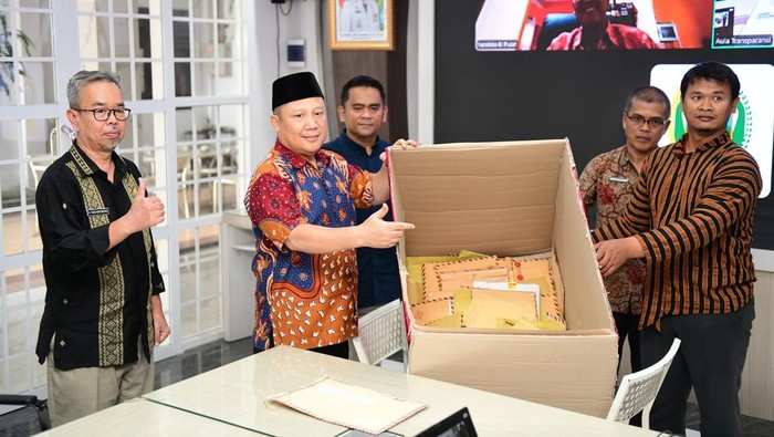 Timsel membuka kotak pendaftaran calon Anggota Komisi Informasi Sumut di Kantor Diskominfo Sumut (Dok. Diskominfo Sumut)