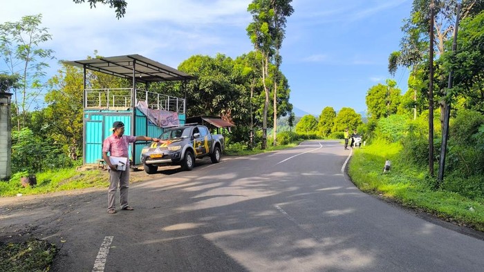 Polisi menunjukkan TKP begal di Jalan Patean, Kendal, Kamis (23/4/2026).