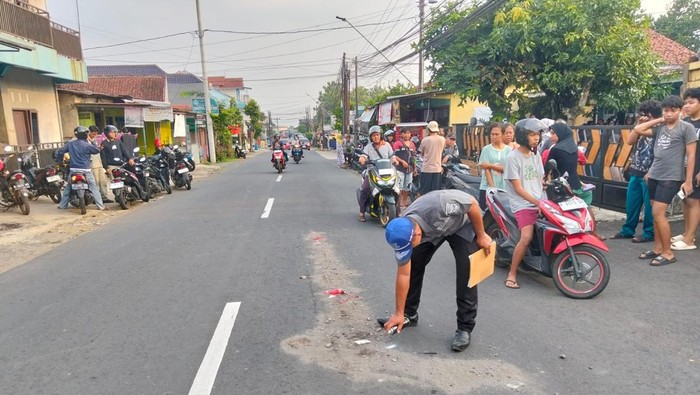 Petugas kepolisian melakukan olah TKP kecelakaan maut di Jalan KS Tubun, Desa Karangsalam Kidul, Kecamatan Kedungbanteng, Kabupaten Banyumas, Kamis (23/4/2026).