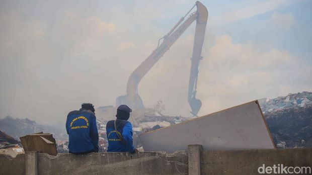 Asap pekat membumbung tinggi dari Tempat Pembuangan Akhir (TPA) di kawasan Pengangsaan Dua, Kelapa Gading, Jakarta Utara, Kamis (23/4/2026). Kobaran api yang melalap tumpukan sampah terlihat membesar sejak pagi hari, memicu kepanikan warga sekitar.  Menurut keterangan petugas tempat ini sering kali kebakaran TPA nya