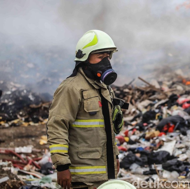 TPA Pengangsaan Dua Kembali Terbakar, Petugas Berjibaku Padamkan Api