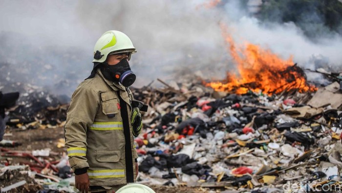Asap pekat membumbung tinggi dari Tempat Pembuangan Akhir (TPA) di kawasan Pengangsaan Dua, Kelapa Gading, Jakarta Utara, Kamis (23/4/2026). Kobaran api yang melalap tumpukan sampah terlihat membesar sejak pagi hari, memicu kepanikan warga sekitar.  