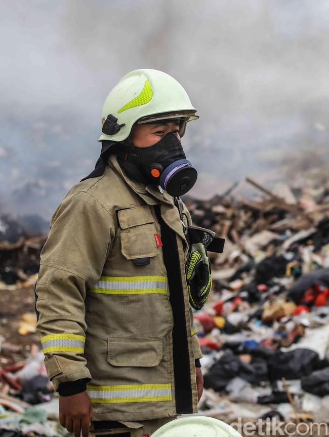 TPA Pengangsaan Dua Kembali Terbakar, Petugas Berjibaku Padamkan Api