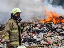 TPA Pengangsaan Dua Kembali Terbakar, Petugas Berjibaku Padamkan Api