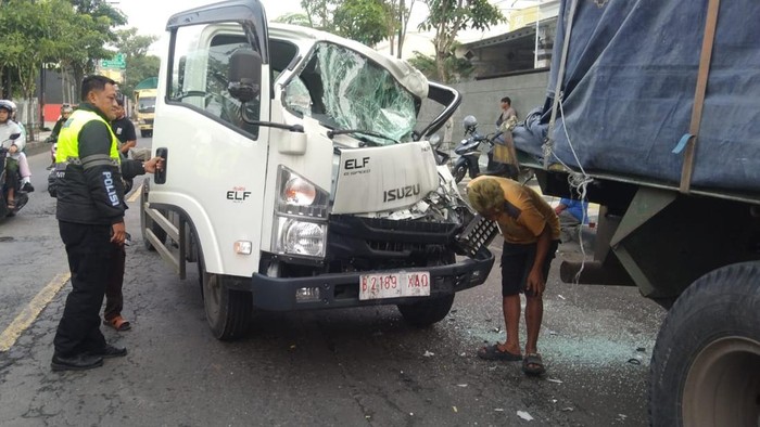 Truk tabrak trailer parkir di Bojonegoro diduga akibat sopir mengantuk.