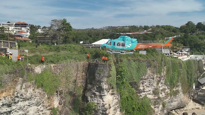 Evakuasi dua WN Rusia menggunakan helikopter oleh Basarnas di tebing Uluwatu, Kamis (23/4/2026).