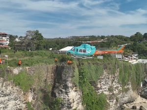 2 WN Rusia Terjebak di Tebing Uluwatu Bali, Dievakuasi Pakai Helikopter