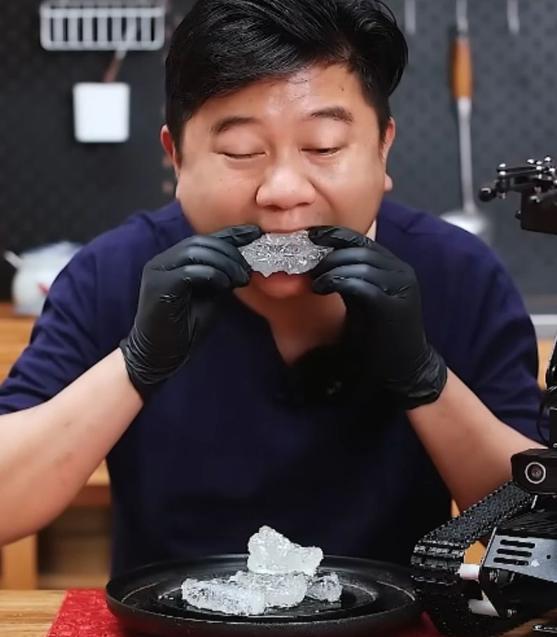 Unik! Ada Ayam Goreng Bening Seperti Kaca yang Bisa Dimakan