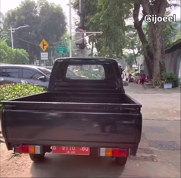 Video mobil dinas Satpol PP DKI Jakarta yang parkir di atas trotoar viral di medsos. Kepala Satpol PP DKI, Satriadi Gunawan, meminta maaf atas peristiwa itu. (dok Pribadi/IG @Ijooel)