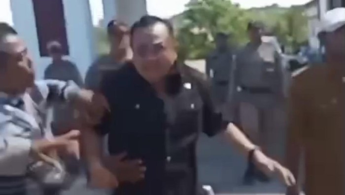 Viral anggota DPRD Baubau, Hasan Basri mengejar mahasiswa demo.