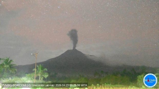 Visual Gunung Lewotobi Laki-Laki saat meletus pada pukul 00.29 Wita, Kamis (23/4/2026). (Foto: Dok. PVMBG)