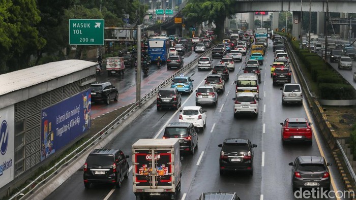 Kendaraan melintas di Tol Dalam Kota, Jakarta, Kamis (23/4/2026). 

Direktorat Jenderal Pajak (DJP) Kementerian Keuangan berencana memungut Pajak Pertambahan Nilai (PPN) atas jasa jalan tol.