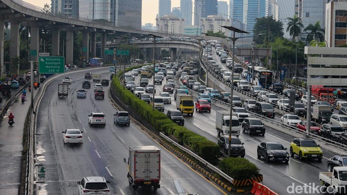 Kendaraan melintas di Tol Dalam Kota, Jakarta, Kamis (23/4/2026). 

Direktorat Jenderal Pajak (DJP) Kementerian Keuangan berencana memungut Pajak Pertambahan Nilai (PPN) atas jasa jalan tol.