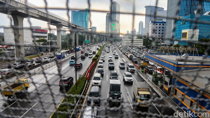 Kendaraan melintas di Tol Dalam Kota, Jakarta, Kamis (23/4/2026). 

Direktorat Jenderal Pajak (DJP) Kementerian Keuangan berencana memungut Pajak Pertambahan Nilai (PPN) atas jasa jalan tol.
