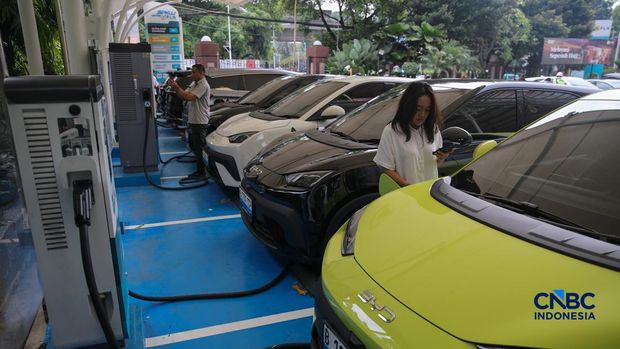 Warga mengisi daya mobil listrik pada Stasiun Pengisian Kendaraan Listrik Umum (SPKLU) PLN di kawasan Gambir, Jakarta, Kamis (23/4/2026). (CNBC Indonesia/Faisal Rahman)