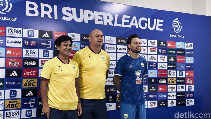 Yaya Sunarya, Bojan Hodak, dan Marc Klok dalam sesi konferensi pers jelang laga Persib vs Arema.