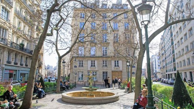 2158974360 France, Ile-de-France region, 5th arrondissement, place de l'Estrapade, filming location for the 'Emily in Paris' series.21 March 2027. (Photo by: Gilles Targat/Photo12/Universal Images Group via Getty Images)