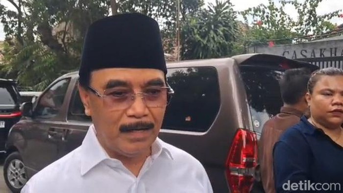 Adhyaksa Dault, paman Syifa Hadju, di pengajian dan siraman Syifa Hadju jelang menikah.