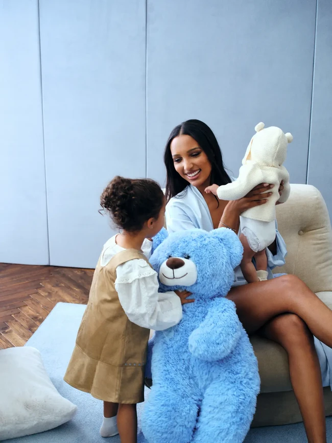 Tak hanya Adriana, kampanye Mother’s Day tahun ini juga menghadirkan sejumlah Angel yang kembali tampil. Jasmine Tookes terlihat menggendong putranya yang berusia 6 bulan, Mateo—yang lahir hanya 13 hari setelah ia membuka fashion show Victoria’s Secret 2025. Foto: Dok. Victorias Secret
