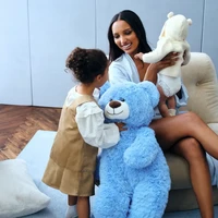 Tak hanya Adriana, kampanye Mother’s Day tahun ini juga menghadirkan sejumlah Angel yang kembali tampil. Jasmine Tookes terlihat menggendong putranya yang berusia 6 bulan, Mateo—yang lahir hanya 13 hari setelah ia membuka fashion show Victoria’s Secret 2025. Foto: Dok. Victorias Secret