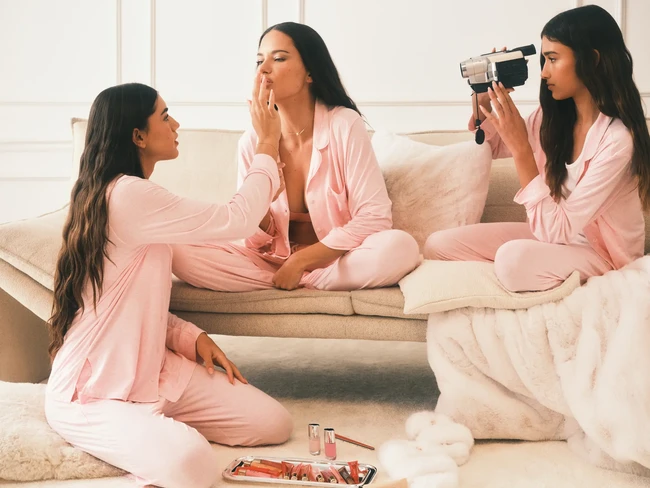 Kampanye bertajuk ‘Modeled After Mom’ ini menampilkan ketiganya dalam padanan busana rumah seperti piyama dan camisole set, dengan warna-warna lembut seperti pink pucat, butter yellow, dan abu-abu. Foto: Dok. Victorias Secret