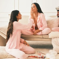 Kampanye bertajuk ‘Modeled After Mom’ ini menampilkan ketiganya dalam padanan busana rumah seperti piyama dan camisole set, dengan warna-warna lembut seperti pink pucat, butter yellow, dan abu-abu. Foto: Dok. Victorias Secret