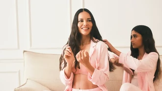 Mother-Daughter Goals! Adriana Lima Ajak 2 Putrinya di Iklan Victoria's Secret