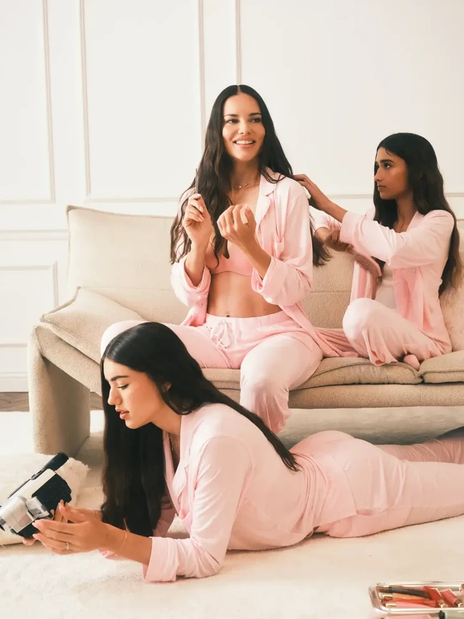 Mother-Daughter Goals! Adriana Lima Ajak 2 Putrinya di Iklan Victorias Secret