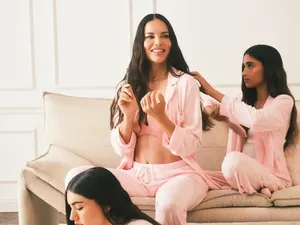 Mother-Daughter Goals! Adriana Lima Ajak 2 Putrinya di Iklan Victorias Secret