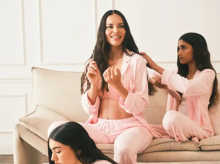 Mother-Daughter Goals! Adriana Lima Ajak 2 Putrinya di Iklan Victorias Secret