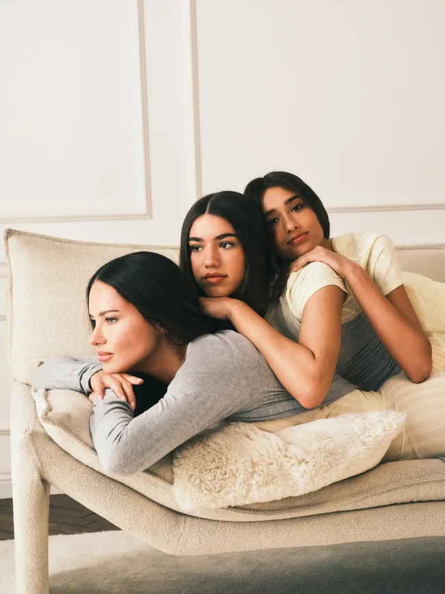 Mereka terlihat berpose selayaknya berada di rumah, seperti memakai lip gloss hingga memegang camcorder bergaya vintage. Menciptakan suasana hangat sekaligus playful. Foto: Dok. Victorias Secret