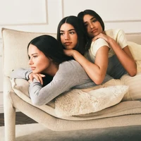 Mereka terlihat berpose selayaknya berada di rumah, seperti memakai lip gloss hingga memegang camcorder bergaya vintage. Menciptakan suasana hangat sekaligus playful. Foto: Dok. Victorias Secret
