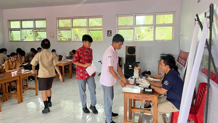 Aipda Frits Gagas SIGAP, Jemput Bola Rekam Sidik Jari Pelajar di Sitaro