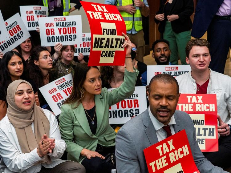 Aksi Duduk di Kantor Gubernur New York Berujung Penangkapan