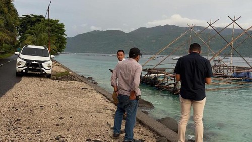 Kasubbid Paminal Bidpropam Polda NTT Kompol Henman Limbong saat hendak menjemput Bripka Jefri di Manggarai Timur, NTT, beberapa waktu lalu. (Istimewa).