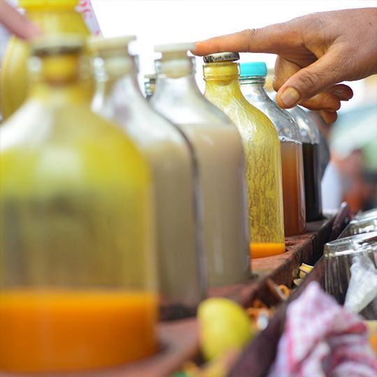 Ilustrasi minuman fermentasi, sejenis anggur kolesom.