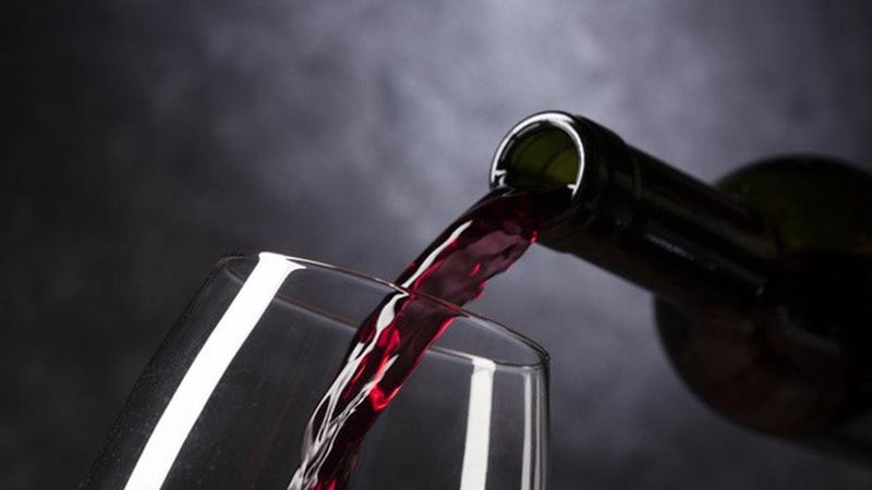 Ilustrasi minuman fermentasi, sejenis anggur kolesom.