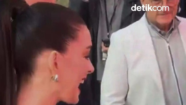 Video: Fans Berikan Al-Quran ke Anne Hathaway Usai Viral Ucap Insyaallah