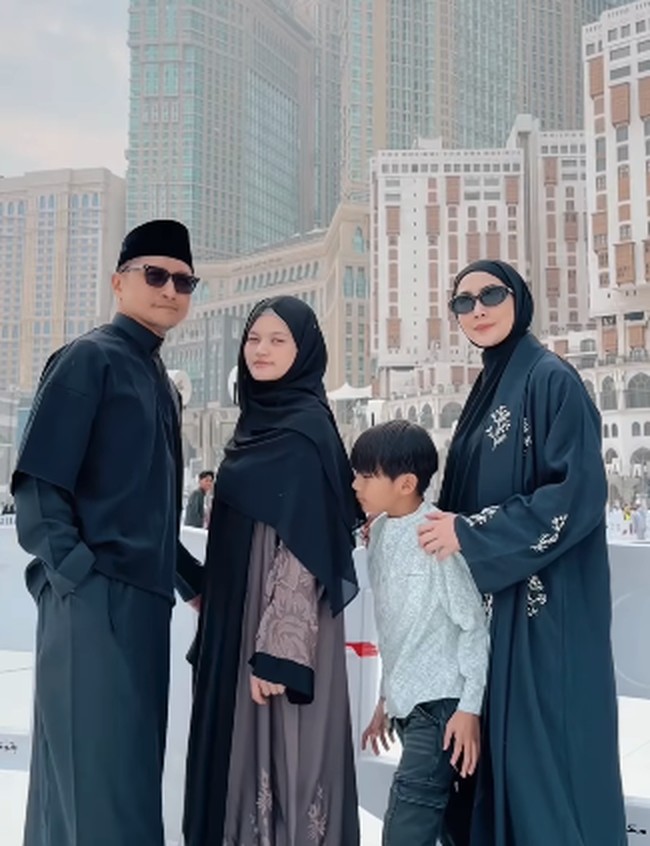 Presenter yang dikenal dengan gaya humoris ini memiliki tiga anak bersama Fenita Arie. Anak pertama lahir pada 2005, sedangkan anak ketiga hadir pada 2016. Jarak usia sekitar 11 tahun antara anak pertama dan terakhir membuat peran kakak terasa lebih matang dalam keluarga ini. Foto: Dok. Instagram
