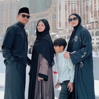 Presenter yang dikenal dengan gaya humoris ini memiliki tiga anak bersama Fenita Arie. Anak pertama lahir pada 2005, sedangkan anak ketiga hadir pada 2016. Jarak usia sekitar 11 tahun antara anak pertama dan terakhir membuat peran kakak terasa lebih matang dalam keluarga ini. Foto: Dok. Instagram