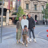 Rachel Maryam memiliki dua anak dengan selisih usia yang cukup jauh, yakni sekitar 14 tahun. Anak pertamanya lahir pada 2006, sedangkan anak keduanya lahir pada 2020, menghadirkan kembali suasana mengasuh bayi setelah lebih dari satu dekade.  Foto: Dok. Instagram