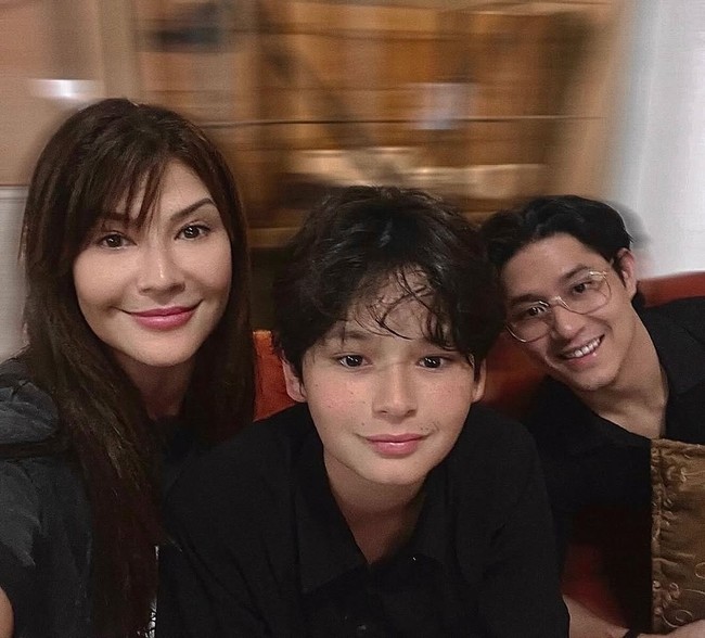 Tamara Bleszynski juga mengalami hal serupa. Putra pertamanya, Rassya, lahir pada 1999, sementara anak keduanya lahir pada 2010. Selisih usia sekitar 11 tahun membuat kedua anaknya, Kenzou tumbuh dalam fase kehidupan yang cukup berbeda. Foto: Dok. Instagram