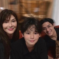 Tamara Bleszynski juga mengalami hal serupa. Putra pertamanya, Rassya, lahir pada 1999, sementara anak keduanya lahir pada 2010. Selisih usia sekitar 11 tahun membuat kedua anaknya, Kenzou tumbuh dalam fase kehidupan yang cukup berbeda. Foto: Dok. Instagram