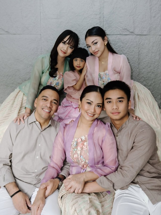 Riafinola Ifani Sari atau Nola B3 memiliki empat anak dengan rentang usia yang cukup panjang. Anak pertamanya lahir pada 2005, sementara yang bungsu pada 2021. Jarak sekitar 16 tahun ini menunjukkan perjalanan panjang Nola dalam membesarkan anak dari bayi hingga remaja. Foto: Dok. Instagram