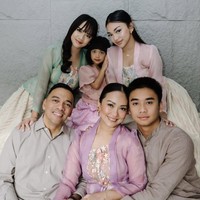 Riafinola Ifani Sari atau Nola B3 memiliki empat anak dengan rentang usia yang cukup panjang. Anak pertamanya lahir pada 2005, sementara yang bungsu pada 2021. Jarak sekitar 16 tahun ini menunjukkan perjalanan panjang Nola dalam membesarkan anak dari bayi hingga remaja. Foto: Dok. Instagram