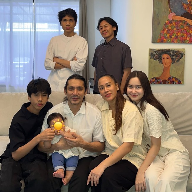 Nidya Ayu Riandri atau Inong Ayu memiliki lima anak dengan jarak usia yang cukup ekstrem dengan aktor Abimana Aryasatya. Anak bungsunya lahir pada 2024 dengan selisih sekitar 22 tahun dari anak keduanya yang lahir pada 2002. Foto: Dok. Instagram