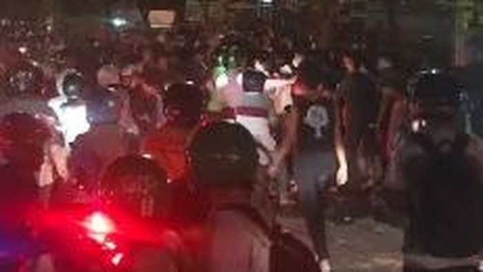 Arus lalu lintas di Jalan Urip Sumoharjo Makassar, masih macet malam ini.