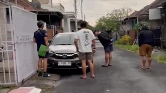 Momen Polisi Tangkap Istri dan 2 Anak Ko Erwin Bandar Narkoba