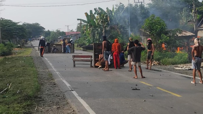 Bentrokan dua kelompok warga pecah di Luwu.