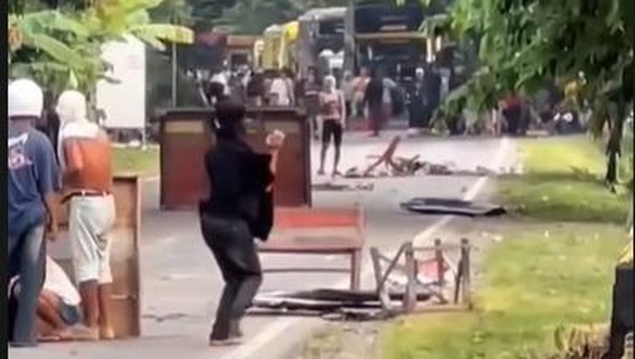 Bentrokan dua kelompok warga pecah di Luwu.